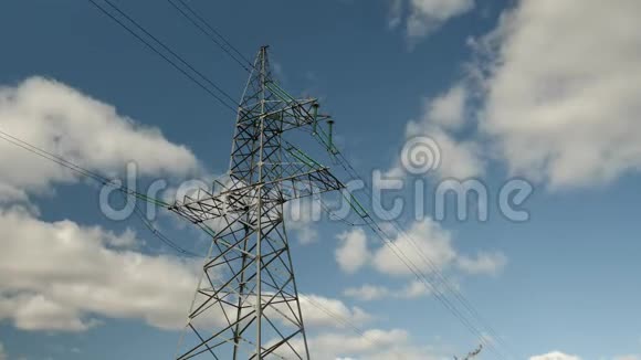 在风和日丽的日子里在蓝天和云层之间的电力线的时间流逝镜头抗蓝天的高压铁塔和电线视频的预览图