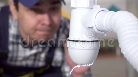 水管工人发现漏水问题视频的预览图