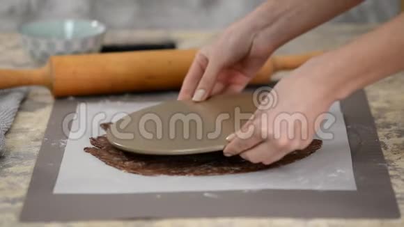 将糕点修整成圆形用奶油做巧克力蛋糕系列视频的预览图