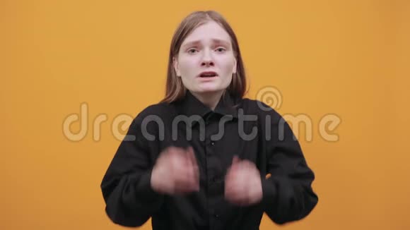 恐惧的女人用手捂住嘴咬着指甲挥舞着双手视频的预览图