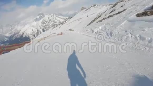 滑雪胜地滑雪板上的第一人称滑雪板冬季运动和娱乐休闲视频的预览图