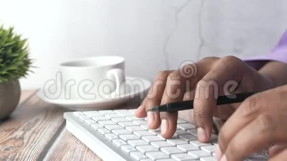 合上桌上键盘上的人手打字视频的预览图