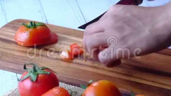 男人的手切制非常新鲜的西红柿特写视频的预览图