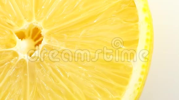柠檬切割旋转黄色核心新鲜柑橘水果宏观录像视频的预览图