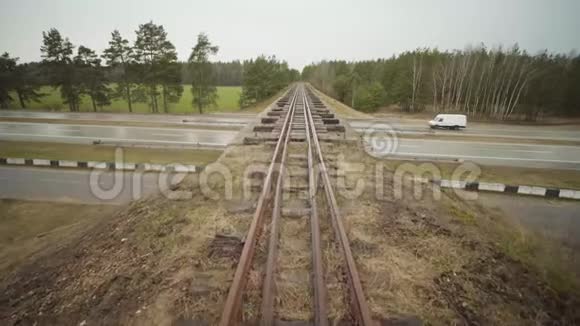 在劳德桥上废弃的窄轨铁路秋日视频的预览图