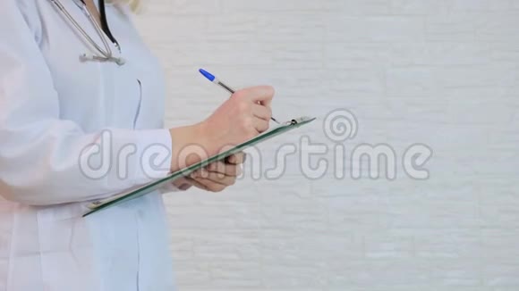 无法辨认的女医生在处方板上书写诊断病例病史视频的预览图