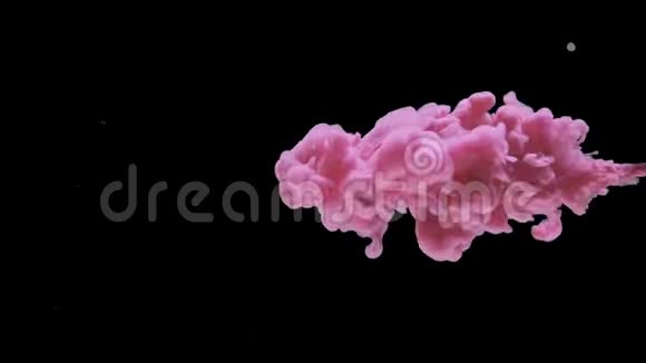 黑色背景水中的粉红色丙烯酸墨水视频的预览图