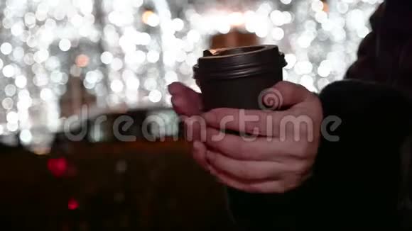 白种人女性手拿着塑料饮料杯冬夜银背视频的预览图