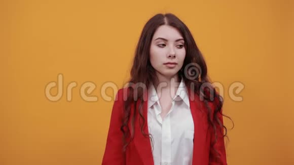 一位严肃的年轻女士穿着白色衬衫和红色夹克手上按摩视频的预览图