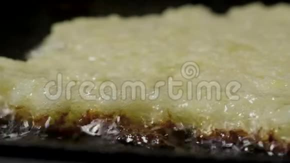 土豆薄煎饼用植物油在平底锅中煎大镜头视频的预览图