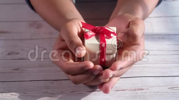 手牵着情人节礼品的男人的手视频的预览图