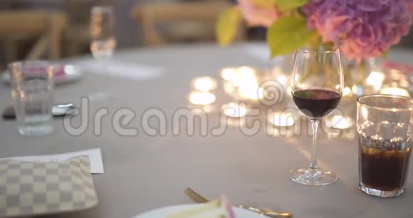 为Weddinf晚餐装饰的桌子视频的预览图