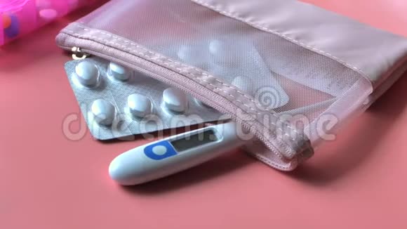 白色药丸温度计和粉红色背景的药丸盒视频的预览图