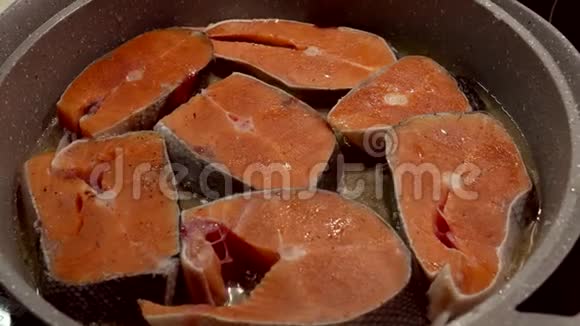 煎锅上的鲑鱼牛排鱼片烹饪过程健康食品概念视频的预览图