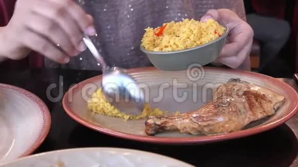 女人把米饭放在盘子里关起来视频的预览图