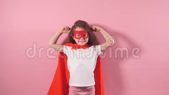 穿超级英雄套装的强壮的小女孩视频的预览图