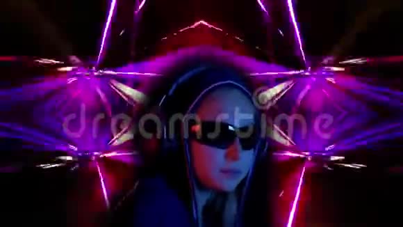 戴着头巾和黑色太阳镜的少女在霓虹灯分形背景下听耳机音乐少女咀嚼视频的预览图