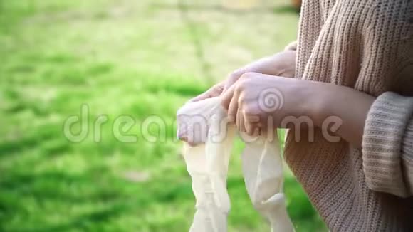 女人在绿色背景上戴上防护手套防止冠状病毒视频的预览图