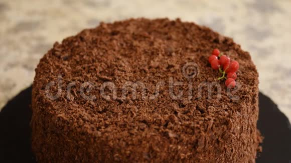 法国巧克力拿破仑蛋糕的泡芙糕点和奶油冻用浆果装饰的蛋糕视频的预览图