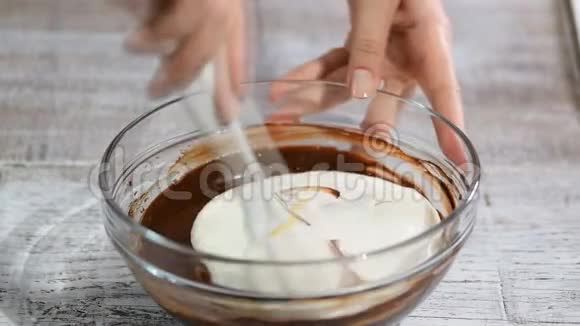 巧克力慕斯的制作过程甜食视频的预览图