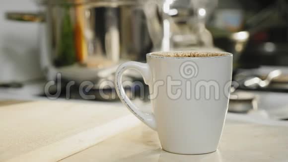 带热咖啡的白色陶瓷杯特写视频的预览图