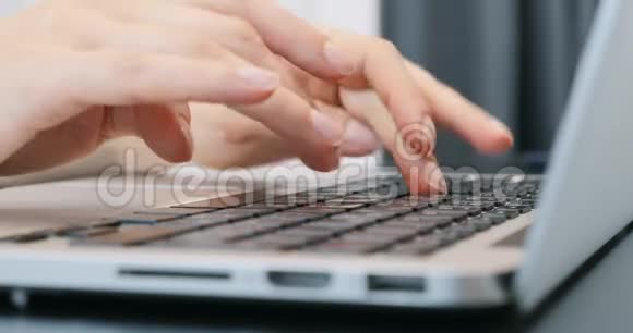 手指在键盘上打字额外的关闭年轻白种人女性在笔记本电脑键盘上打字的手视频的预览图
