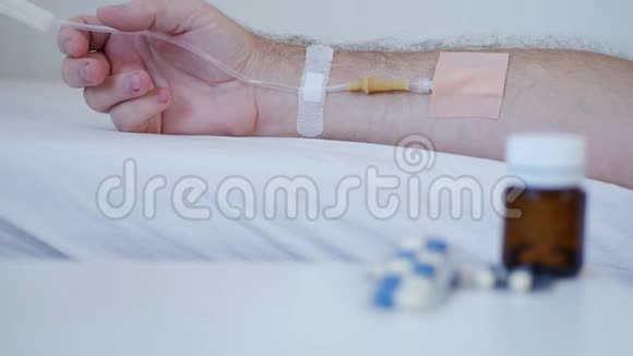 医院内病人手部及药物灌注模糊视频的预览图