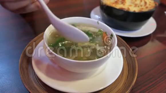 把菜汤放在桌上的碗里视频的预览图
