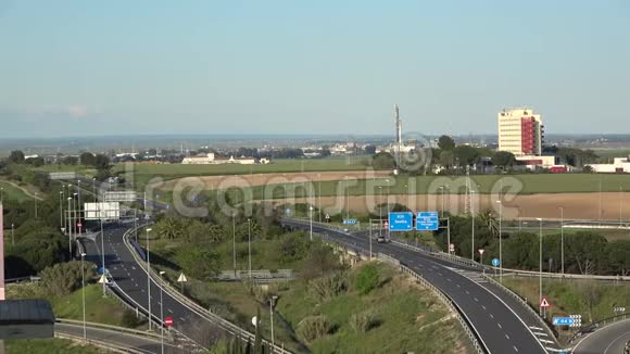 西班牙Huelva2020年4月3日西班牙冠状病毒引起的警报状态几乎是空的高速公路视频的预览图