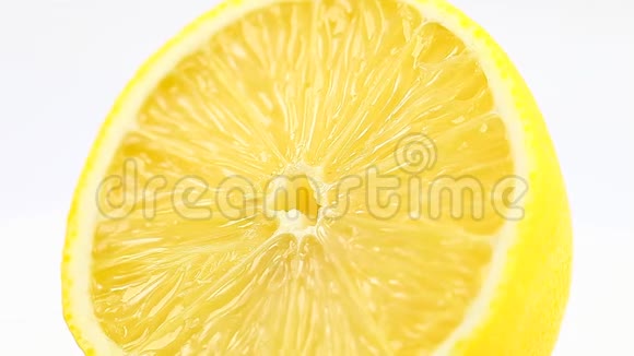 柠檬垂直旋转切柑橘多汁黄果宏观特写镜头视频的预览图