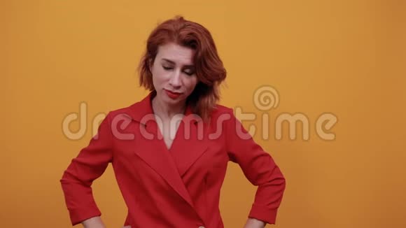 开朗的女人露出舌头眨眼看起来很有趣双手系在腰带上视频的预览图