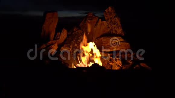 夜晚篝火排满石头扔柴火特写视频的预览图
