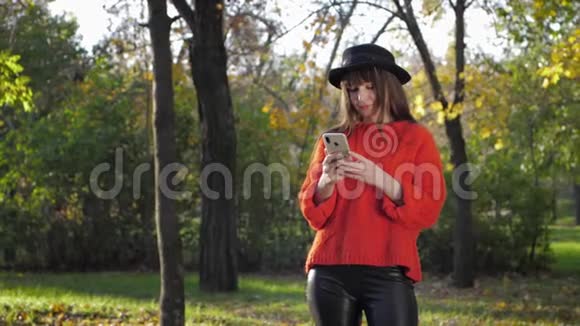 在秋天的温暖的一天在秋天公园的一个联合节日里快乐的女性朋友会拍照留念视频的预览图