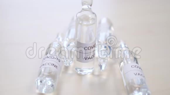 五种医用玻璃安瓿带有COVID19疫苗视频的预览图