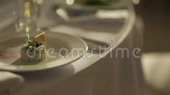 豪华婚礼晚餐装饰餐桌视频的预览图