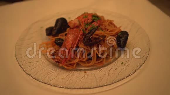 盘子里有大虾和贻贝的意大利面视频的预览图