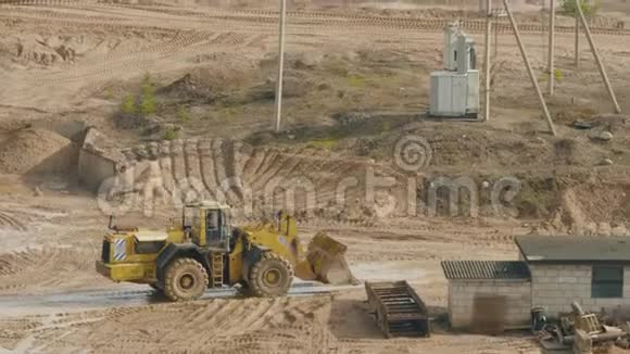 阴天的沙石碴场卡车机械工程视频的预览图