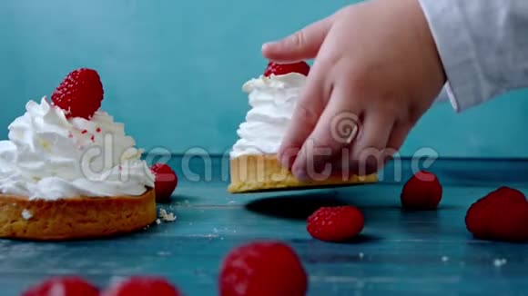 小孩子手拿木莓蛋糕视频的预览图