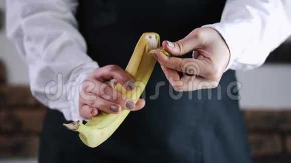 厨师正在剥香蕉皮视频的预览图