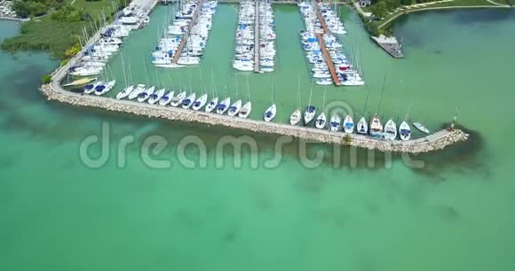 匈牙利巴拉顿肯尼斯4K飞行在巴拉顿肯尼斯游艇码头的日光下清澈的水视频的预览图