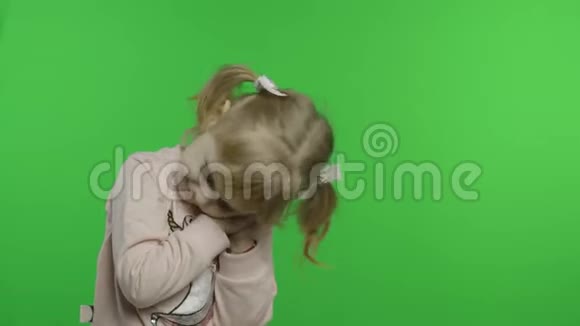 穿着独角兽运动衫的女孩要睡觉了孩子做鬼脸色度键视频的预览图
