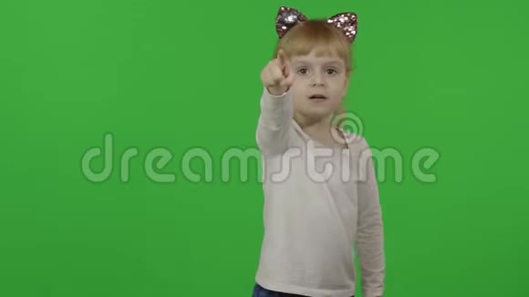 带着猫耳朵的头带女孩用手在某件事情上表达情感视频的预览图