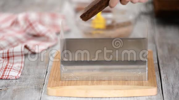 烹饪的概念专业的糕点厨师准备一个美味的巧克力蛋糕樱桃馅特写视频的预览图
