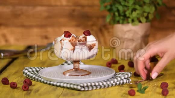 吃香草冰淇淋覆盆子巧克力酱冰淇淋甜点视频的预览图