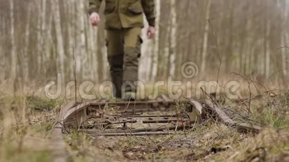 在秋天的森林里年轻人沿着铁路走视频的预览图