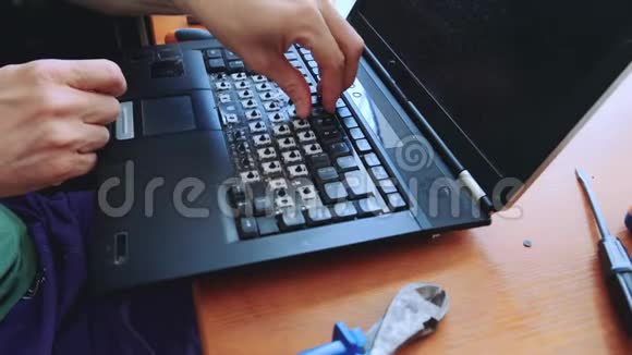 人打破电脑键盘的按键视频的预览图