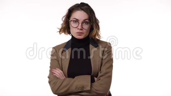 一个戴着眼镜穿着时髦夹克的漂亮黑发女人的肖像她因等待叫喊和手势而恼怒视频的预览图