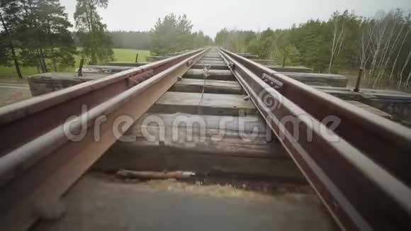 在劳德桥上废弃的窄轨铁路秋日视频的预览图