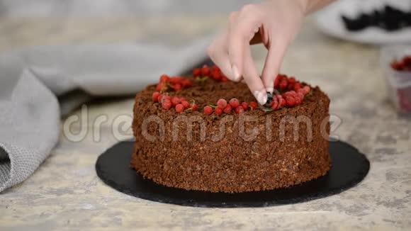 法国巧克力拿破仑蛋糕的泡芙糕点和奶油冻用浆果装饰的蛋糕视频的预览图