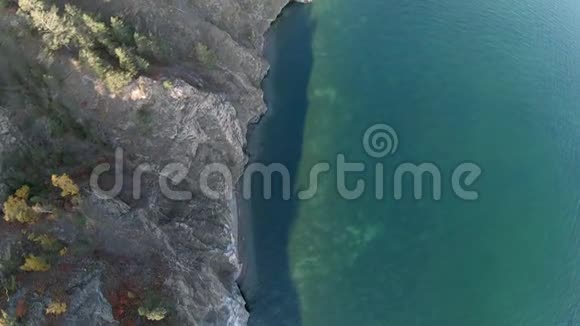 飞越陡峭的岩石海岸高空观景自上而下视频的预览图